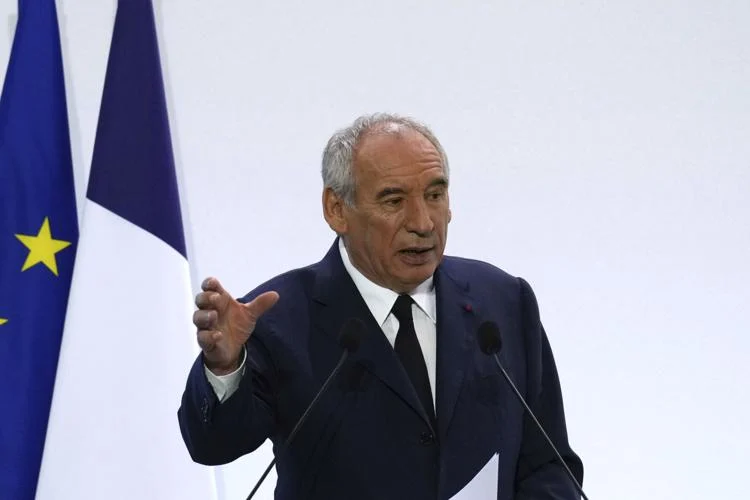 France’s Government Falls as PM Fails Confidence Vote