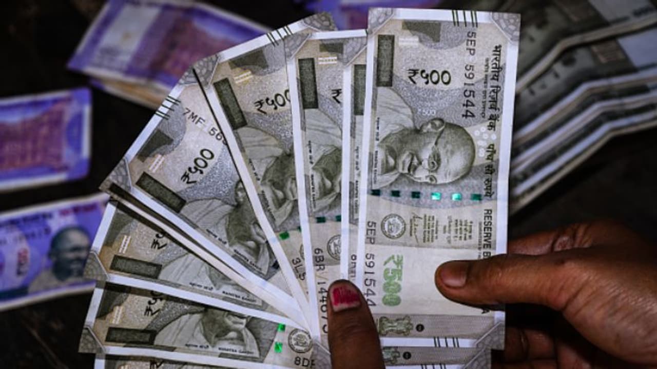 Indian Expats in UAE Reconsider Transfers as Rupee Hits Record Low