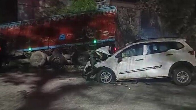 In India, a Car Collides With a Parked Truck, Killing Six Family Members