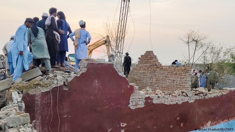 A Suicide Strike on a Checkpoint in the Pakistani City of Bannu claimed the Lives of Fifteen Police Men