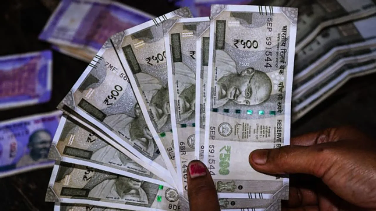 Indian Expats in UAE Reconsider Transfers as Rupee Hits Record Low