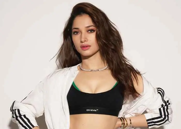 In the Car, Tamannaah Bhatia Applies Cosmetics with The Hands of a Surgeon